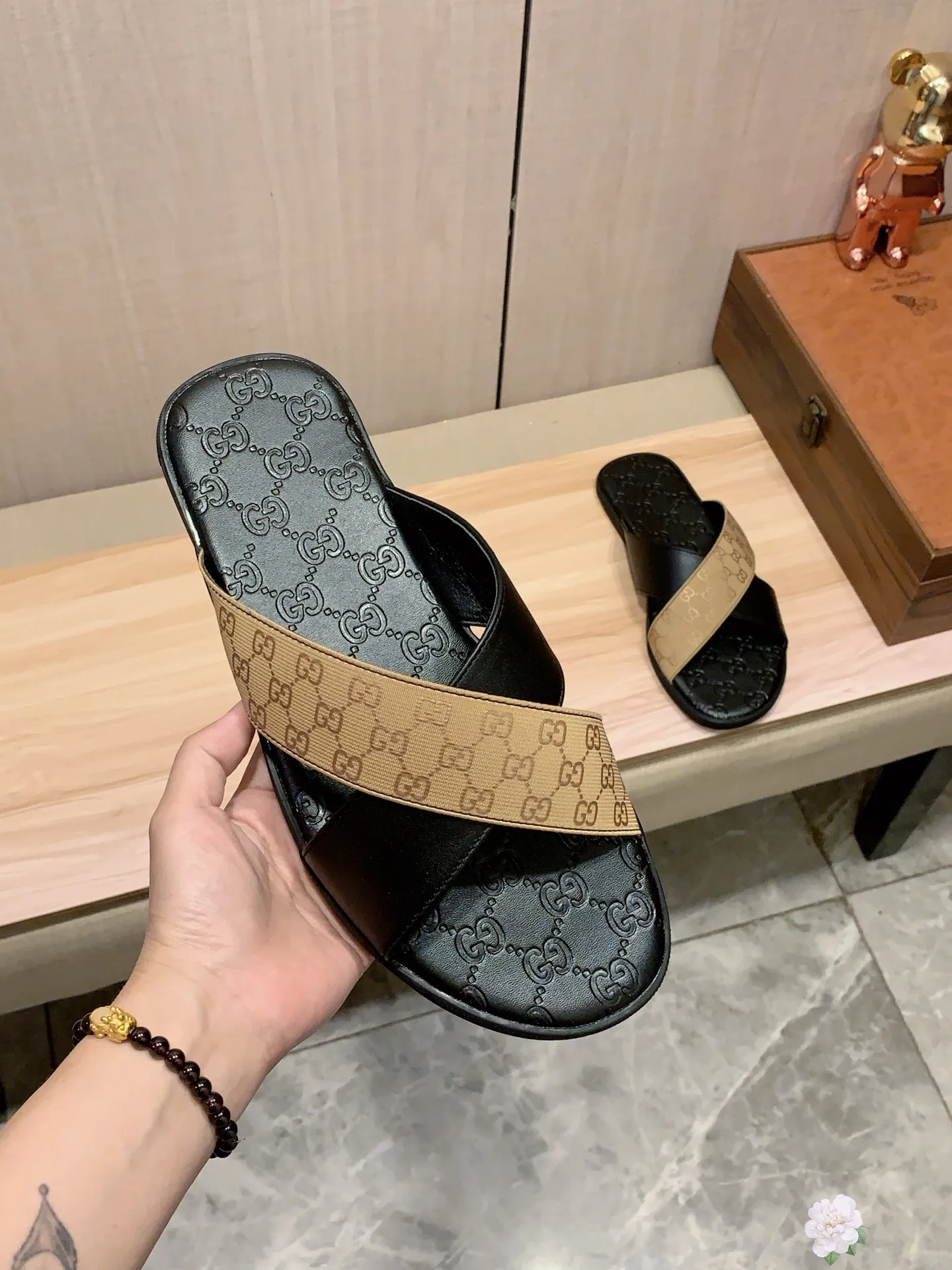 Slippers: New model: Factory price: 260💰💰🎩🎩🔥🔥《 Gucci* 》Series of slippers top purchasing agent🔍🔍Sold at the same time for men, original Italian imported webbing made of selected cowhide, exquisite workmanship,), sole: (super comfortable) original factory special sole, ⚠️exclusive double-layer movable molded sole super comfortable⚠️, real shot🎬the real thing is more beautiful🔍🔍266 regular code 38-44, can be ordered 45.